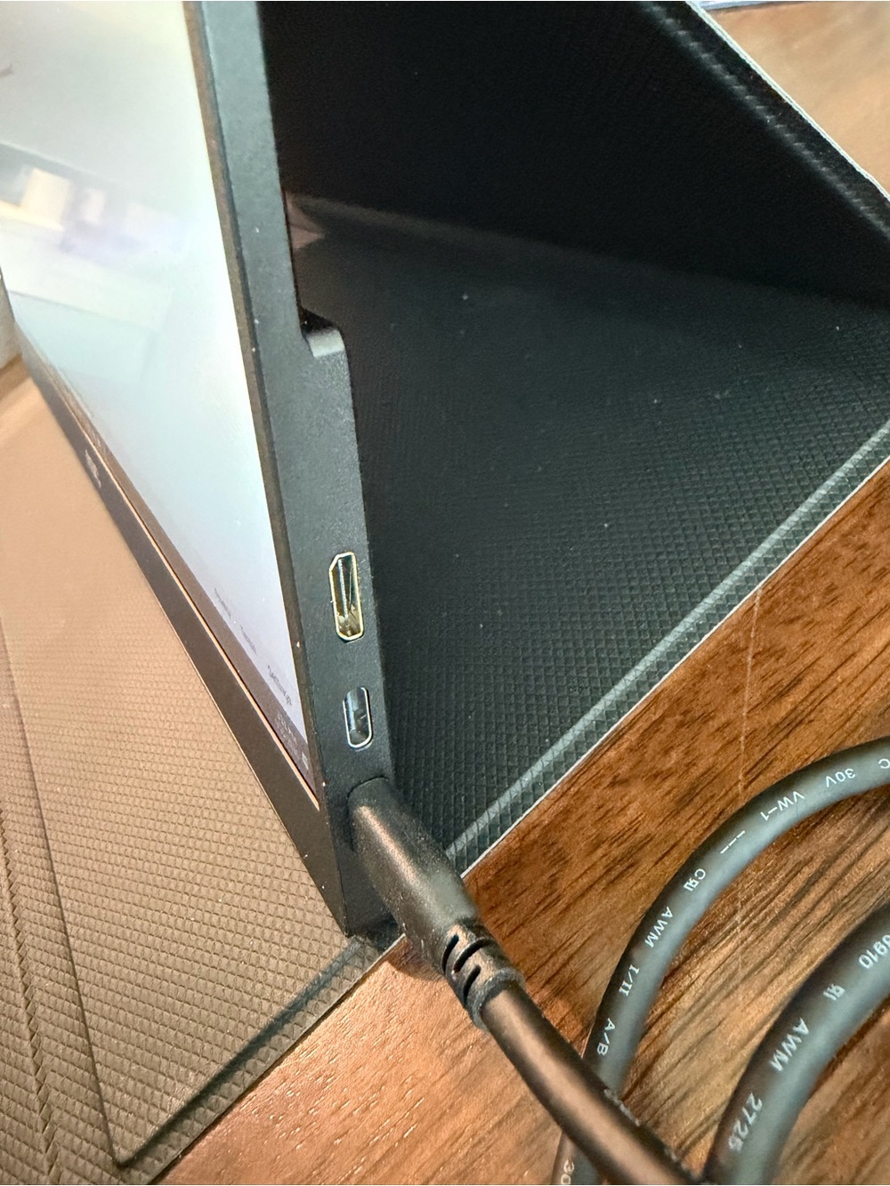 AOC Portable Monitor - Picture 3 of 7